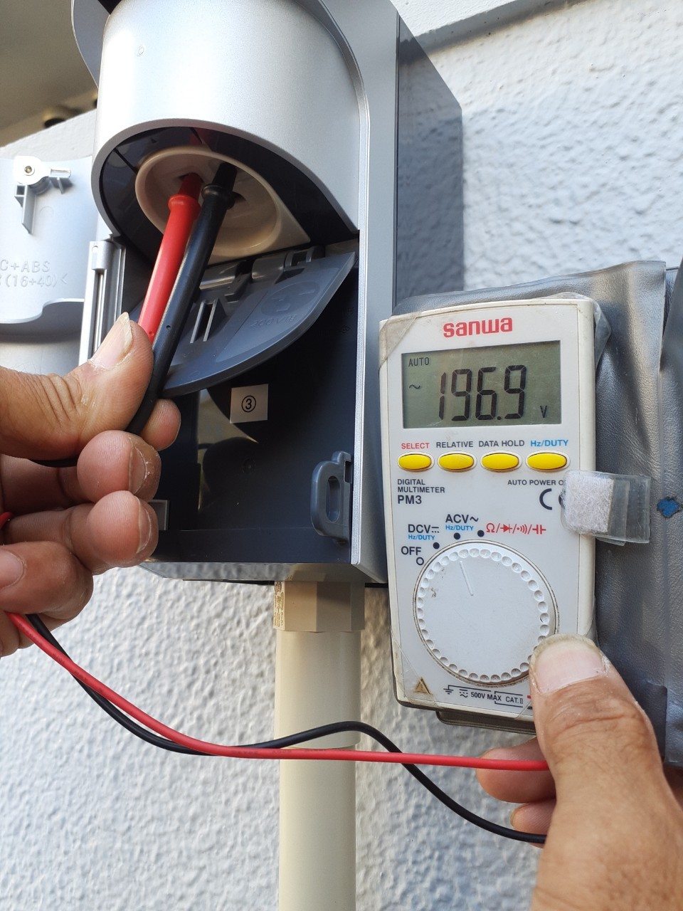 EV充電器の電圧を計り200V充電器196.9Vを確認