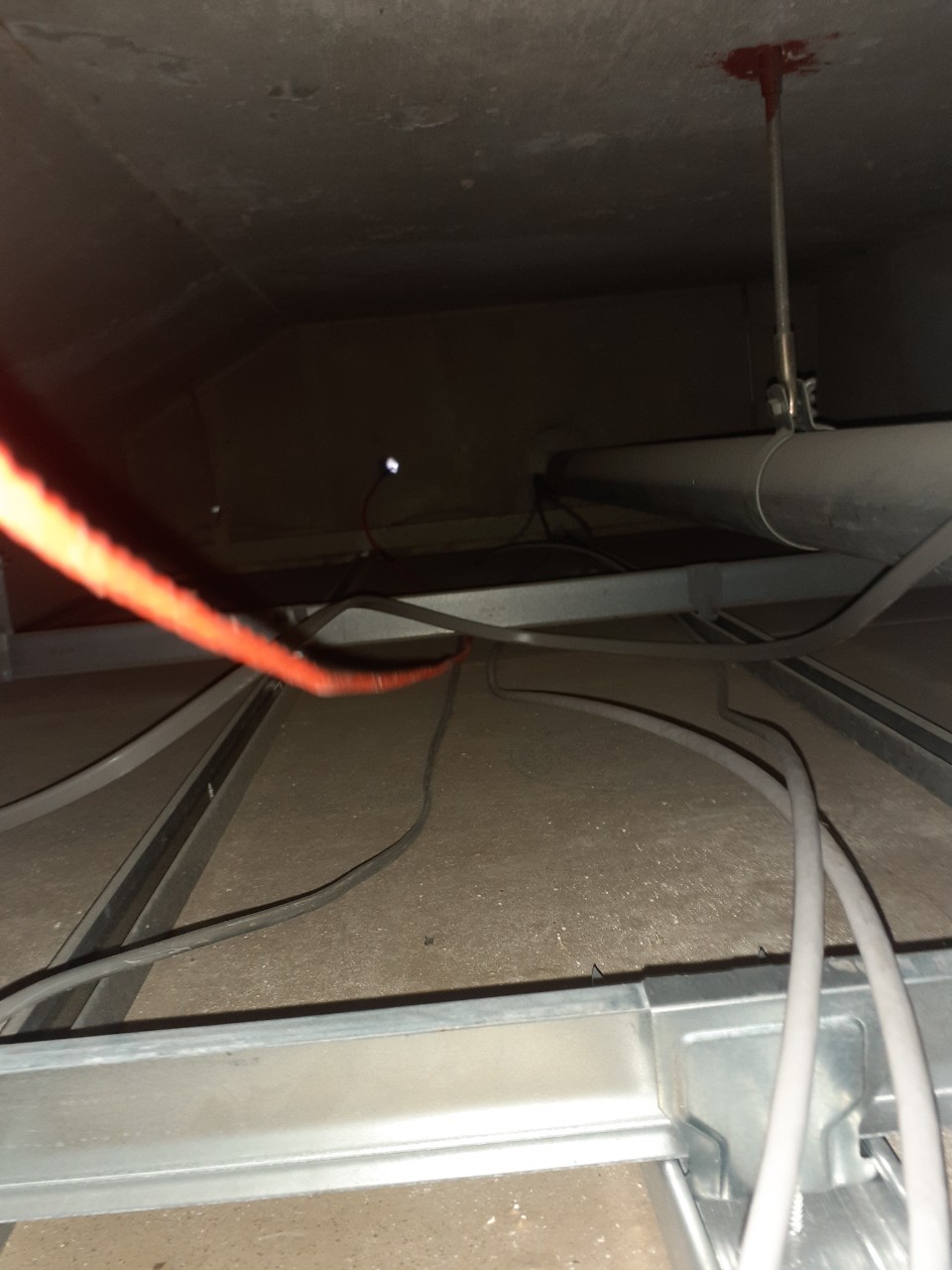 EV充電器配線工事　天井裏配線の写真