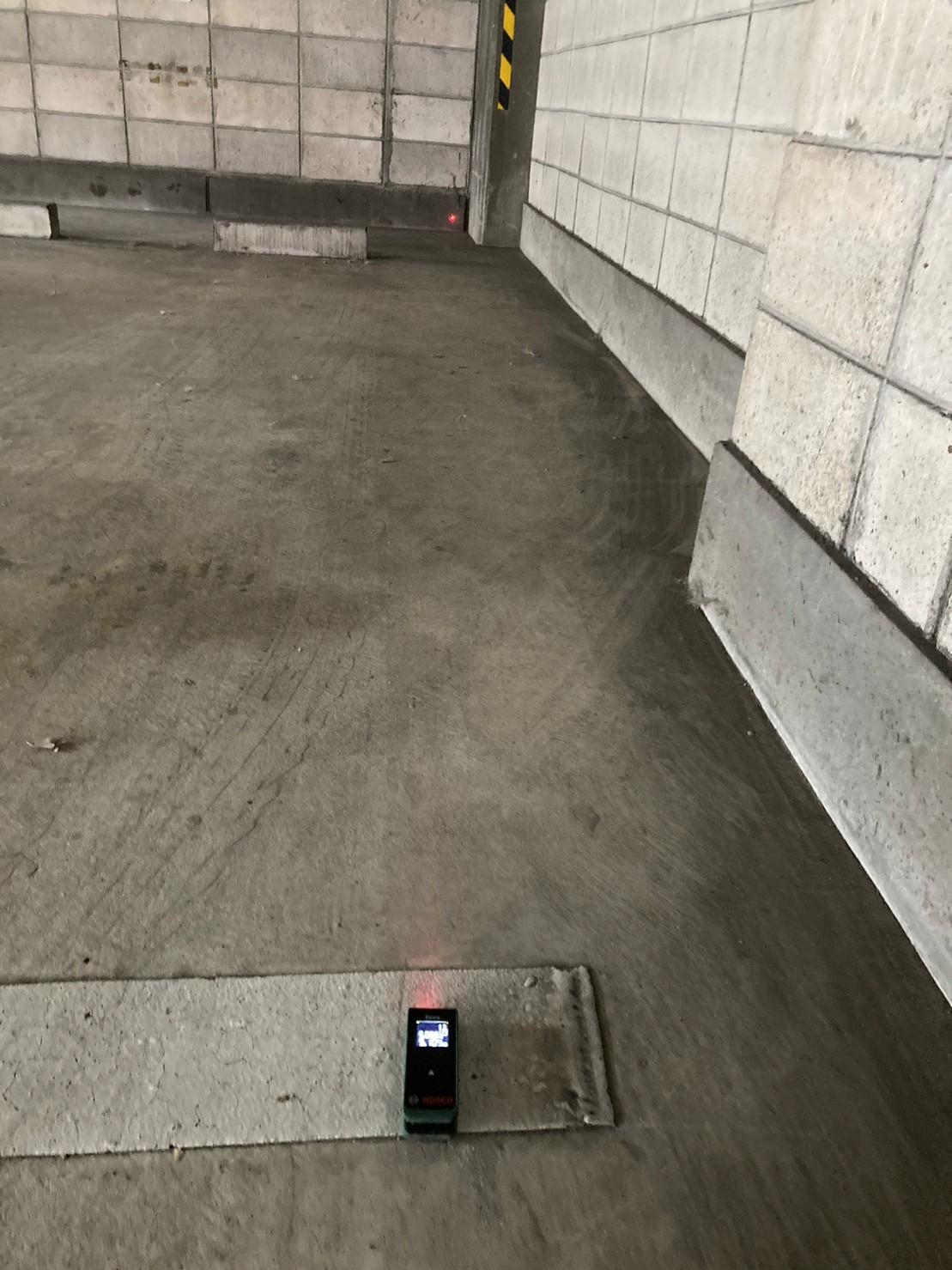 半地下駐車場をレーザー距離計で計測