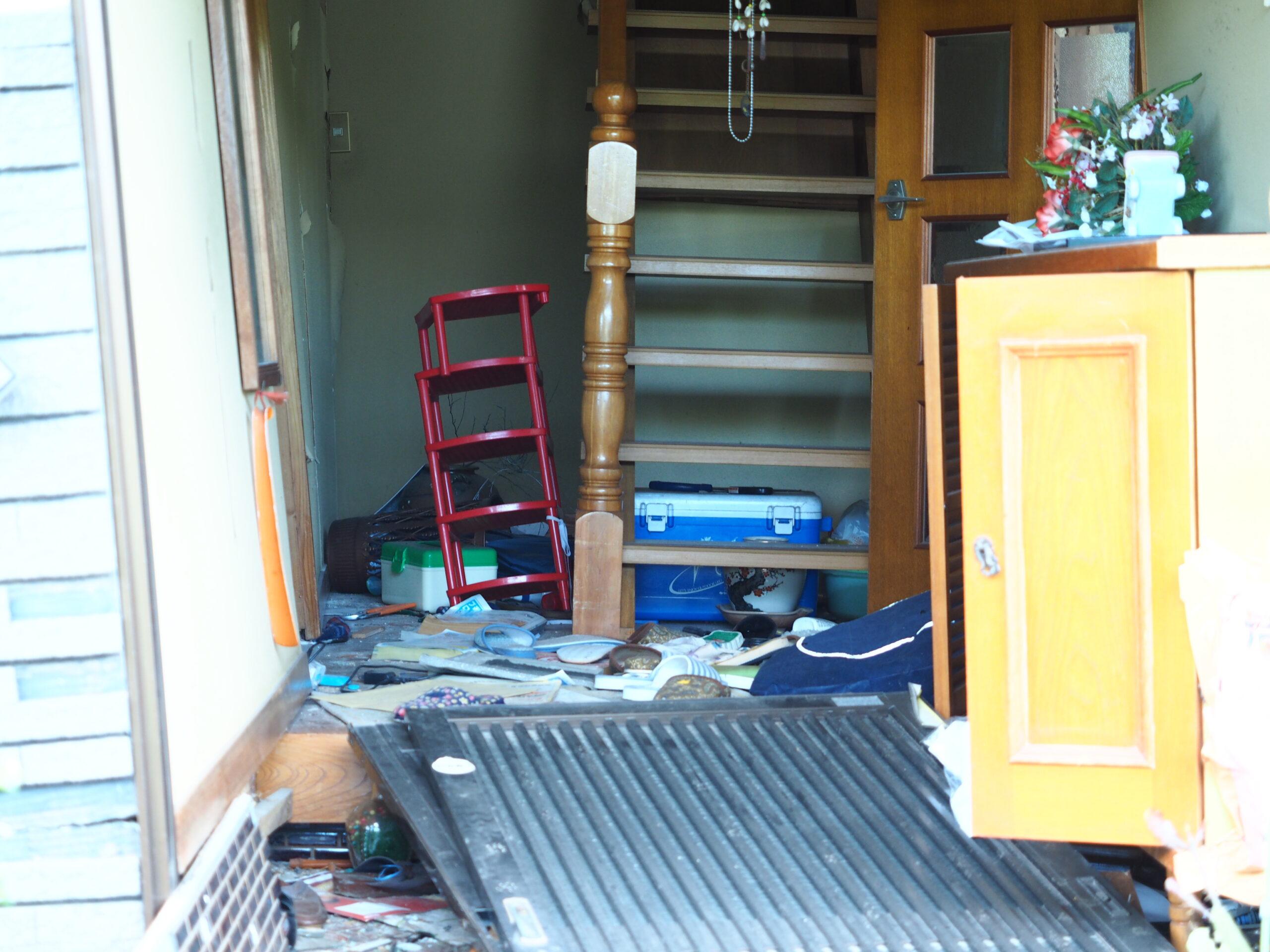 熊本地震で住宅の玄関が荷物で散乱している状況