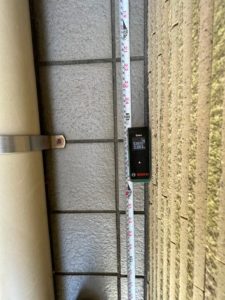 駐車場測量　レーザーと巻き尺