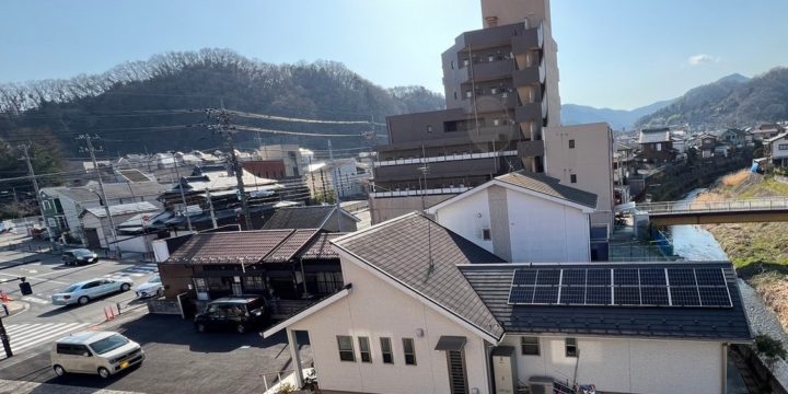 太陽光発電を設置した屋根を上空から撮影した写真