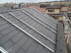 太陽光発電架台を屋根に配置した様子