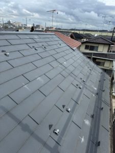 屋根に太陽光発電取付金具を設置した写真